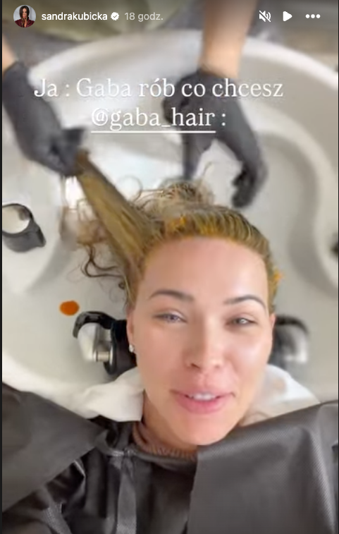 Sandra Kubicka u fryzjera z żółtą farbą na włosach
