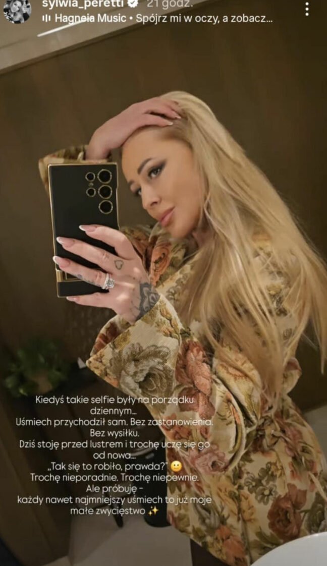 Sylwia Peretti w kwiecistej marynarce robi selfie