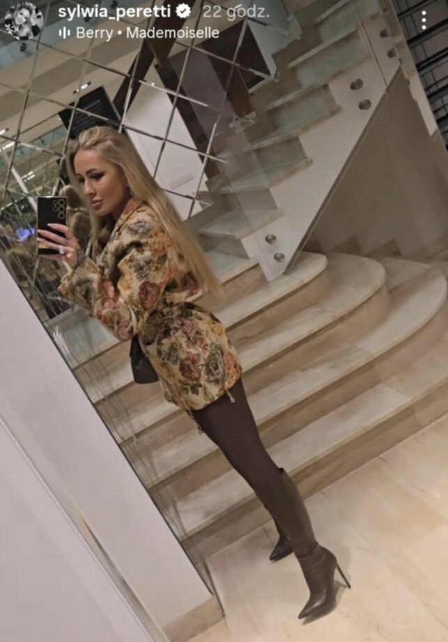 Sylwia Peretti w kwiecistej marynarce robi selfie