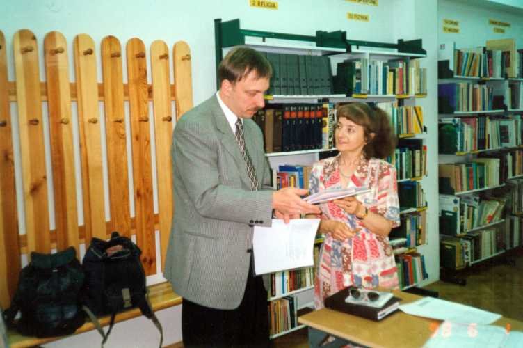 Teresa Miodek w szkolnej bibliotece
