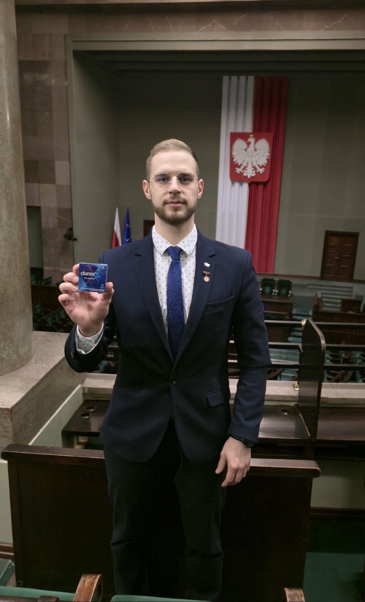 Tomasz Sidorczuk z paczką prezerwatyw w Sejmie