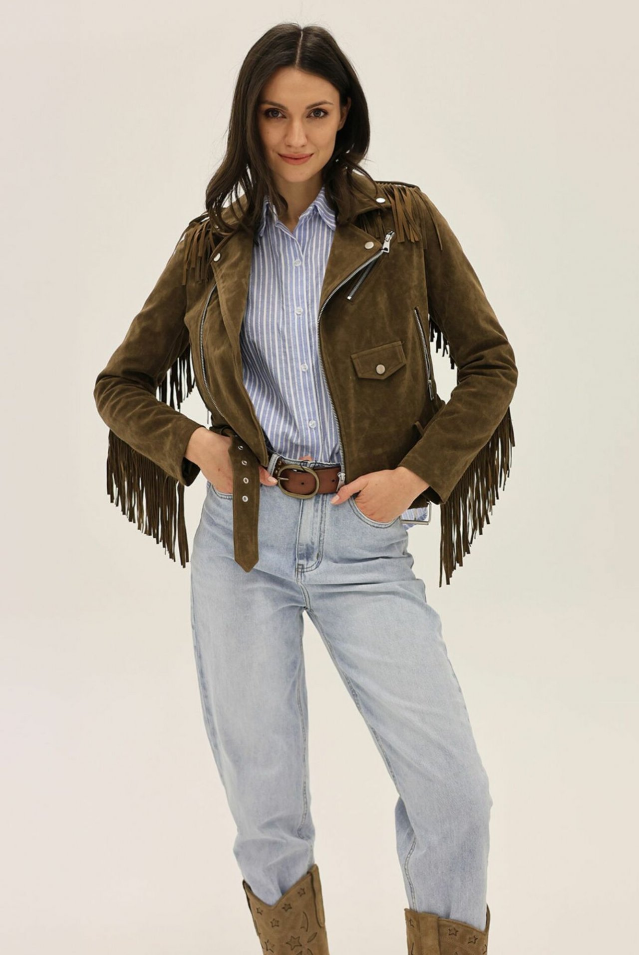 Kobieta w zamszowej ramonesce