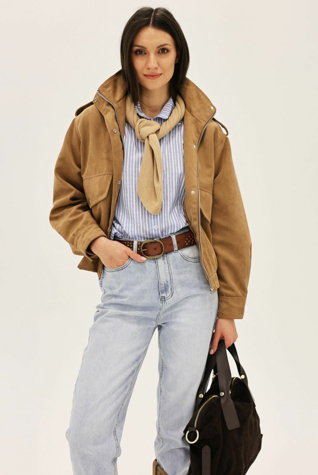 Kobieta w modnych skórzanych dodatkach