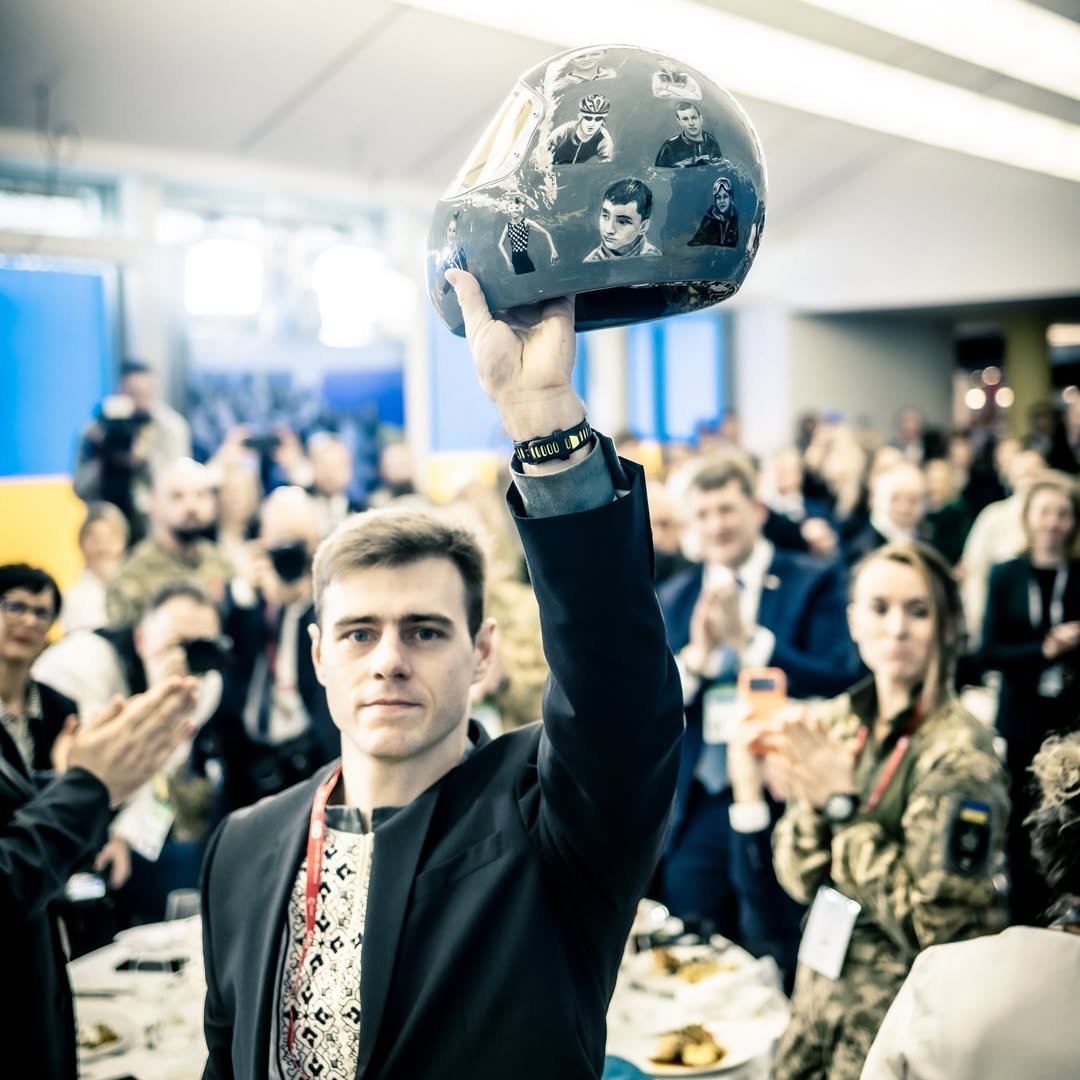 Władysław Heraskewycz z kaskiem upamiętniającym poległych ukraińskich sportowców igrzyska olimpijskie 2026