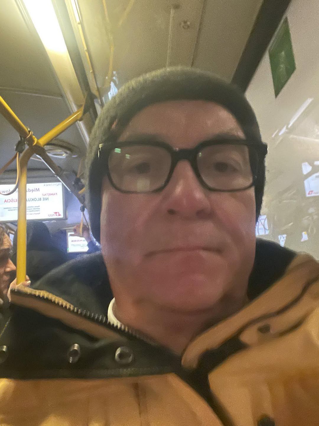 Włodzimierz Czarzasty robi selfie w autobusie miejskim