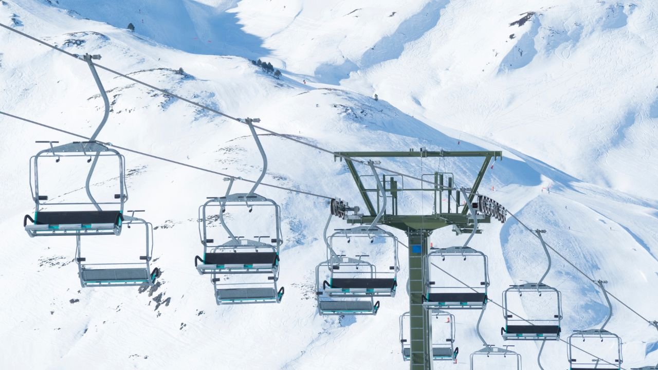 Tragedia, która wstrząsnęła krajem. 22-latka zgin.ła w straszny sposób. "Została wciągnięta wraz z plecakiem"