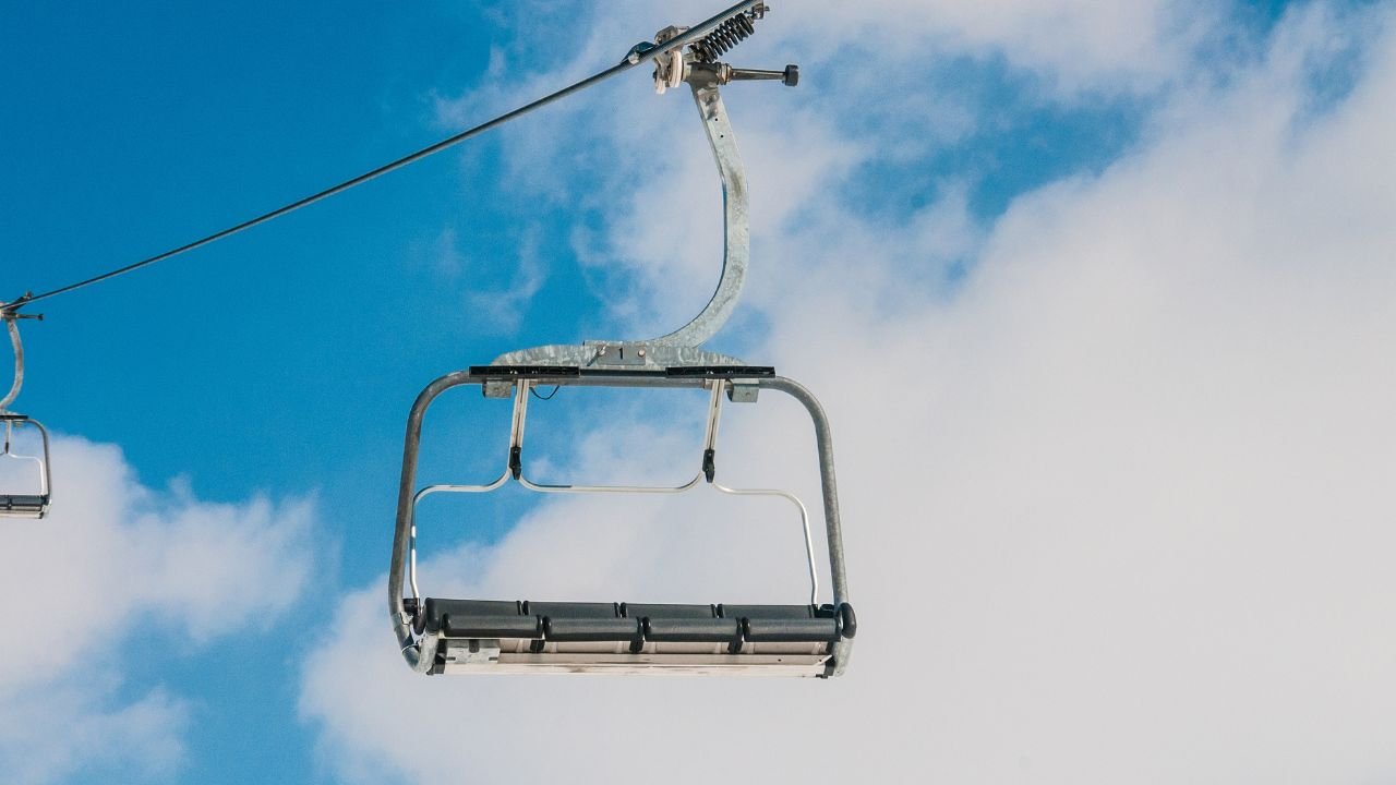 wyciąg narciarski na tle chmur