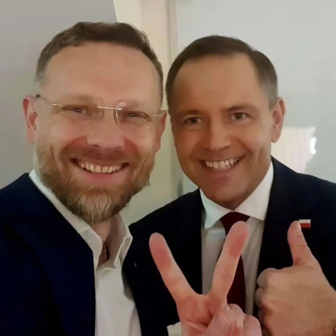 Uśmiechnięci Zbigniew Bogucki i karol nawrocki z kciukami w górze