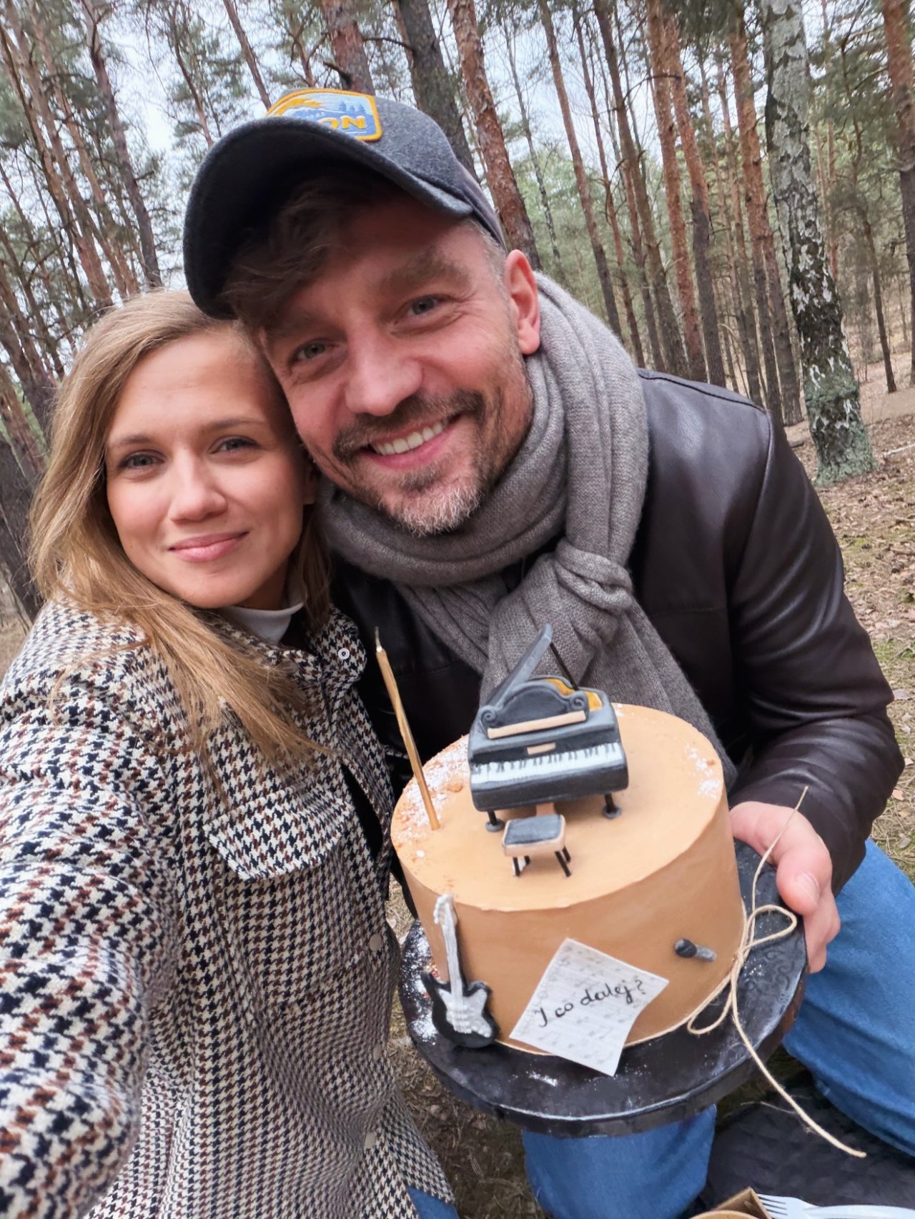 Marcin Rogacewicz i Agnieszka Kaczorowska z tortem