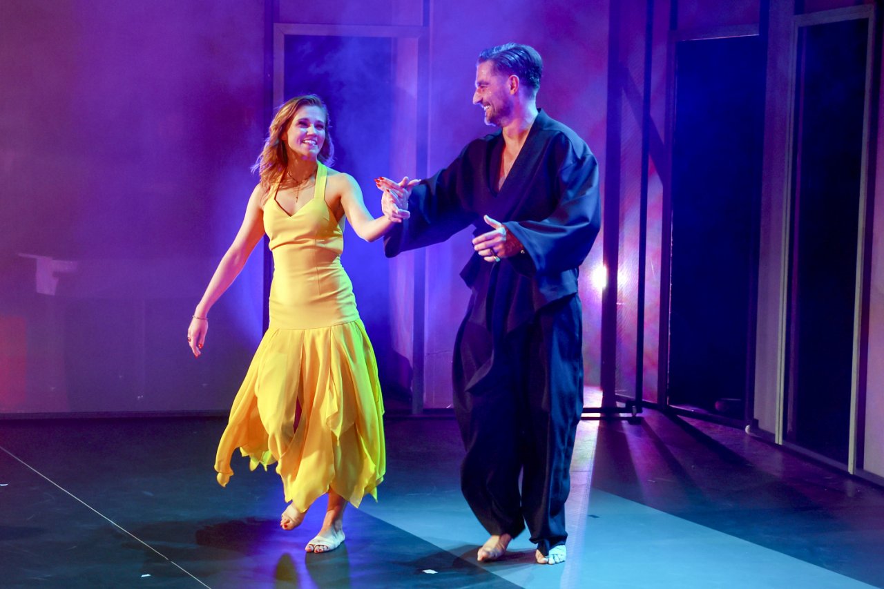 Agnieszka Kaczorowska w żółtej sukni i Marcin Rogacewiczw czarnym stroju na scenie