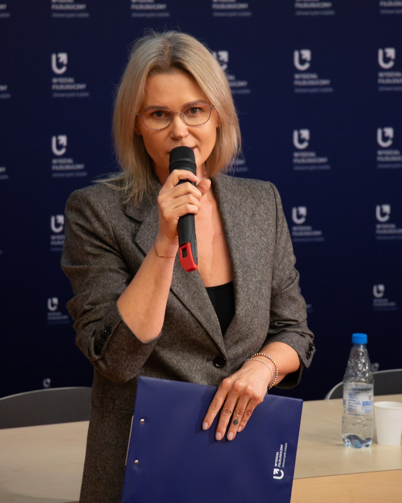 Agniszka Kołodzijska z mikrofonem w rku