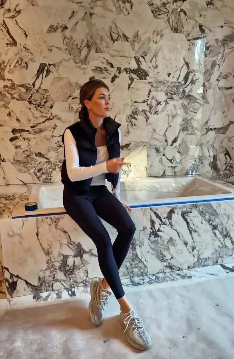 agnieszka radwańska w łazience z marmuru