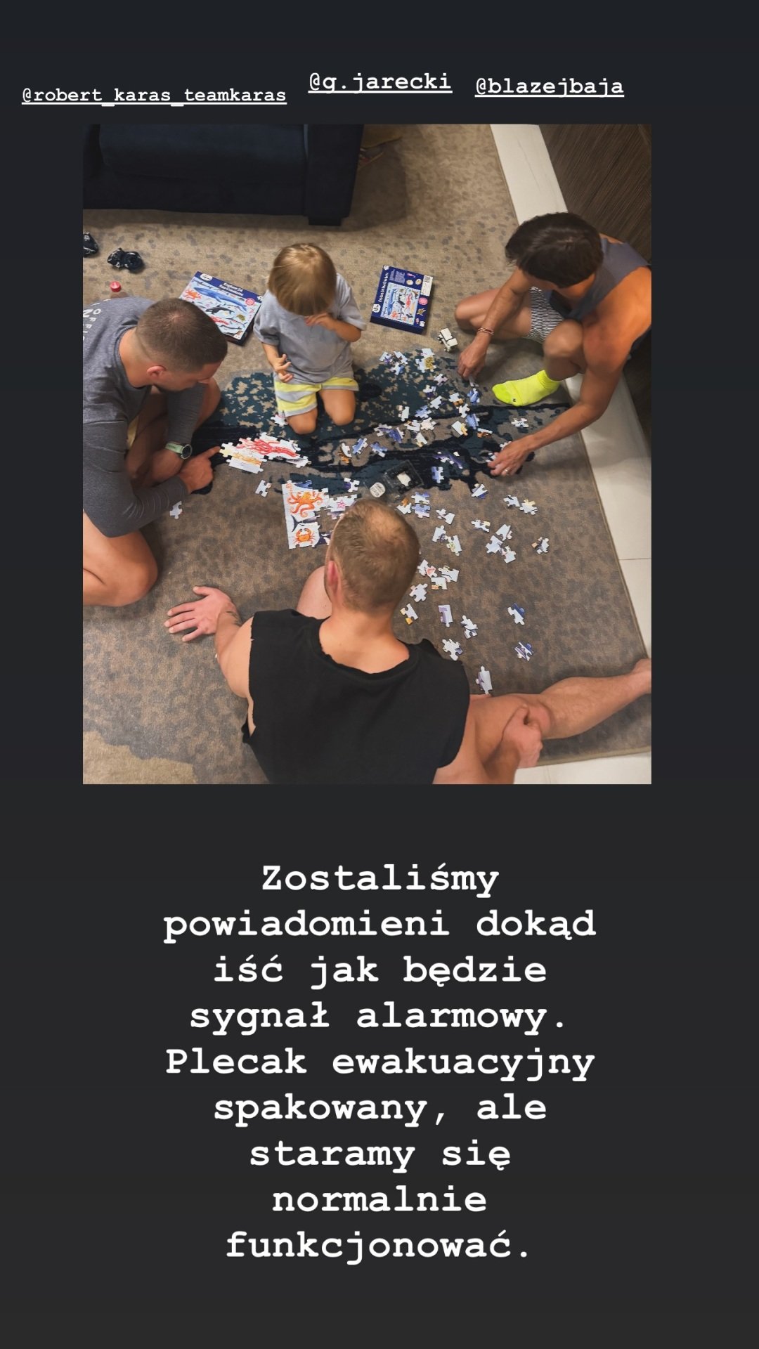 rodzina AGnieszki Włodarczyk gra w planszówki na dywanie