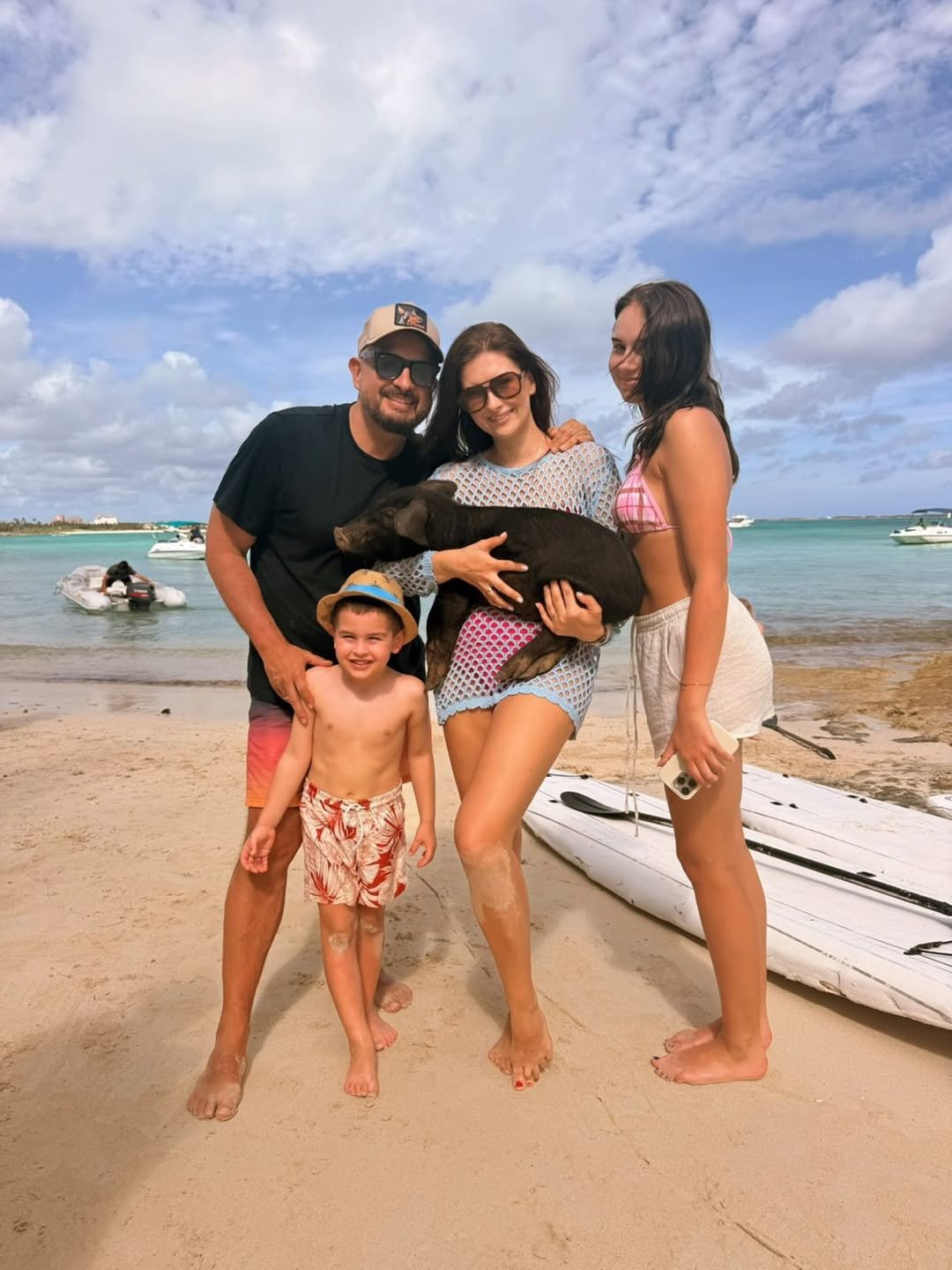 agustin egurrola z rodziną na plaży