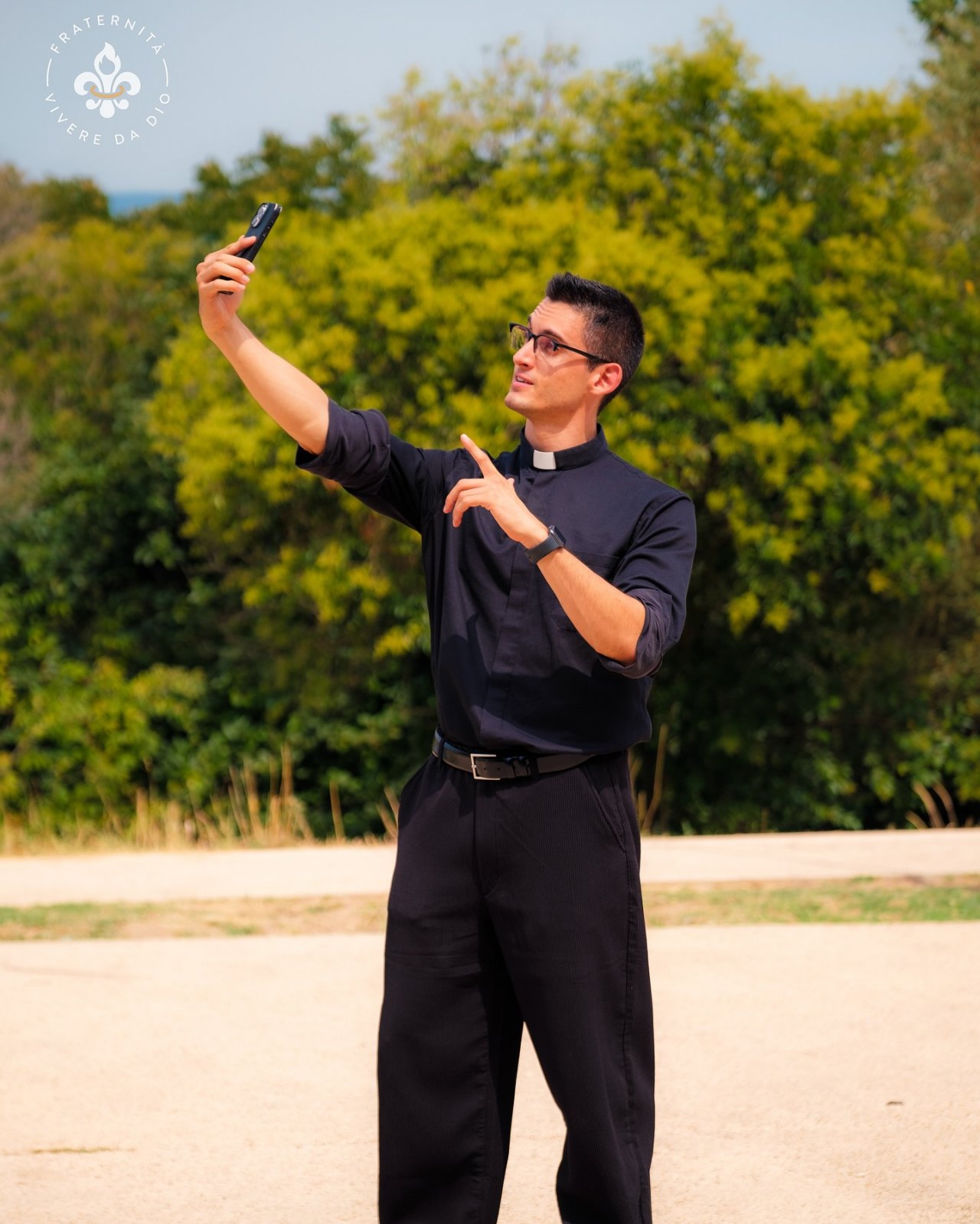 ksiądz robi sobie selfie