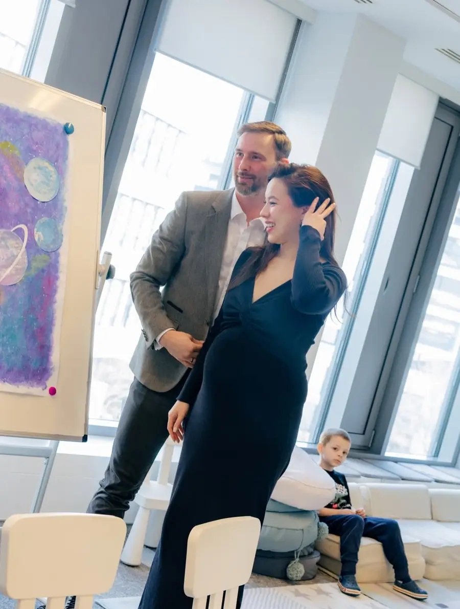 aleksandra uznańska wiśniewska w ciąży w czarnej sukience