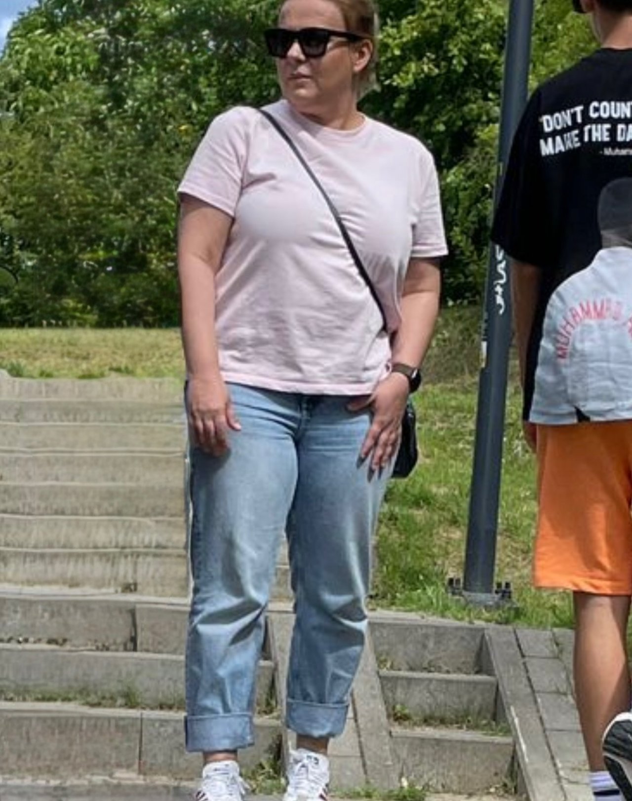 Aneta Zając w różwoym t-shircie i jeansach