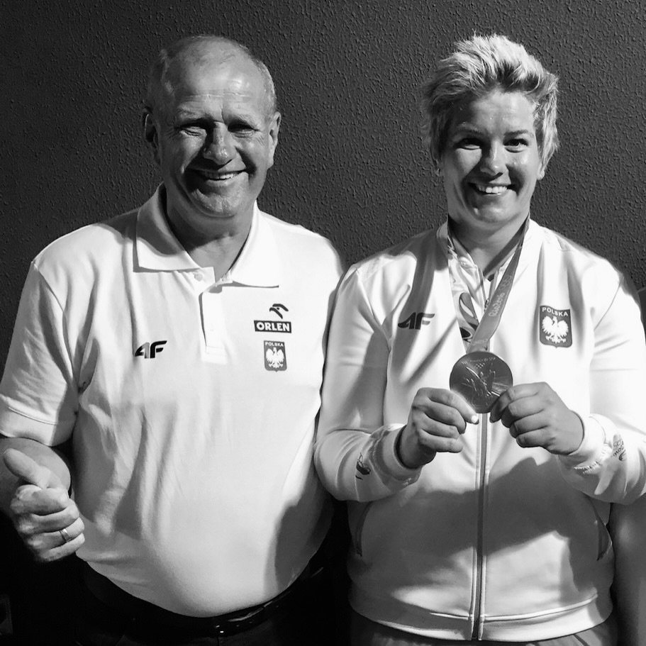 Anita Włodarczyk na czarno-białym zdjeciu z tatą