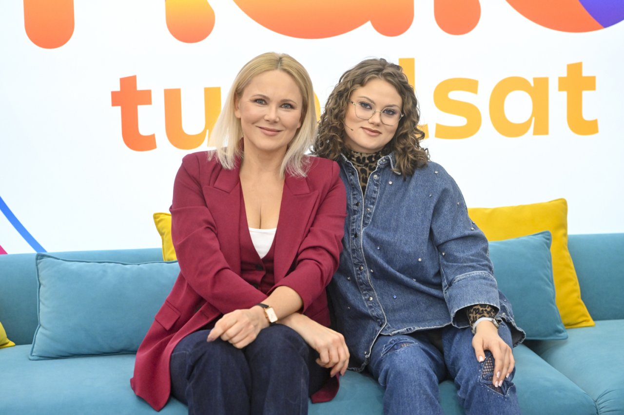 Anna i Mia Samusionek na kanapie śniadaniówki