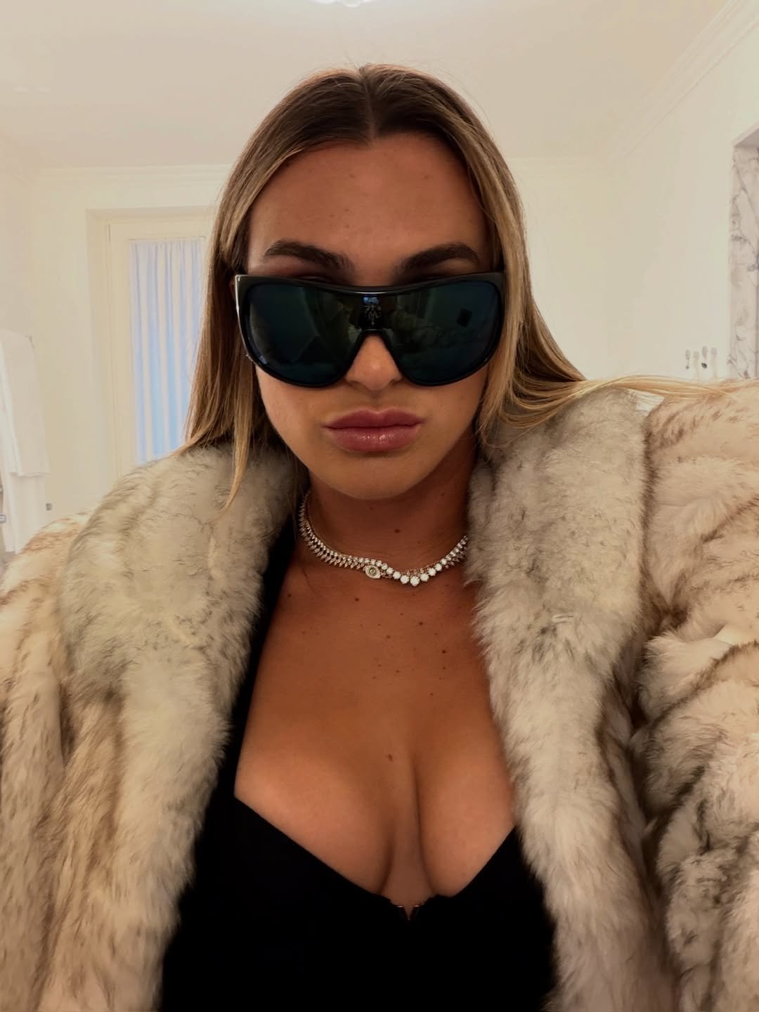 Aryna sabalenka w futrze i czarnym topie z dekoltem