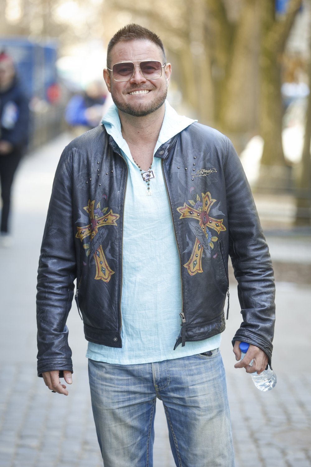 Bartek Wrona w okularach słonecznych i skórze