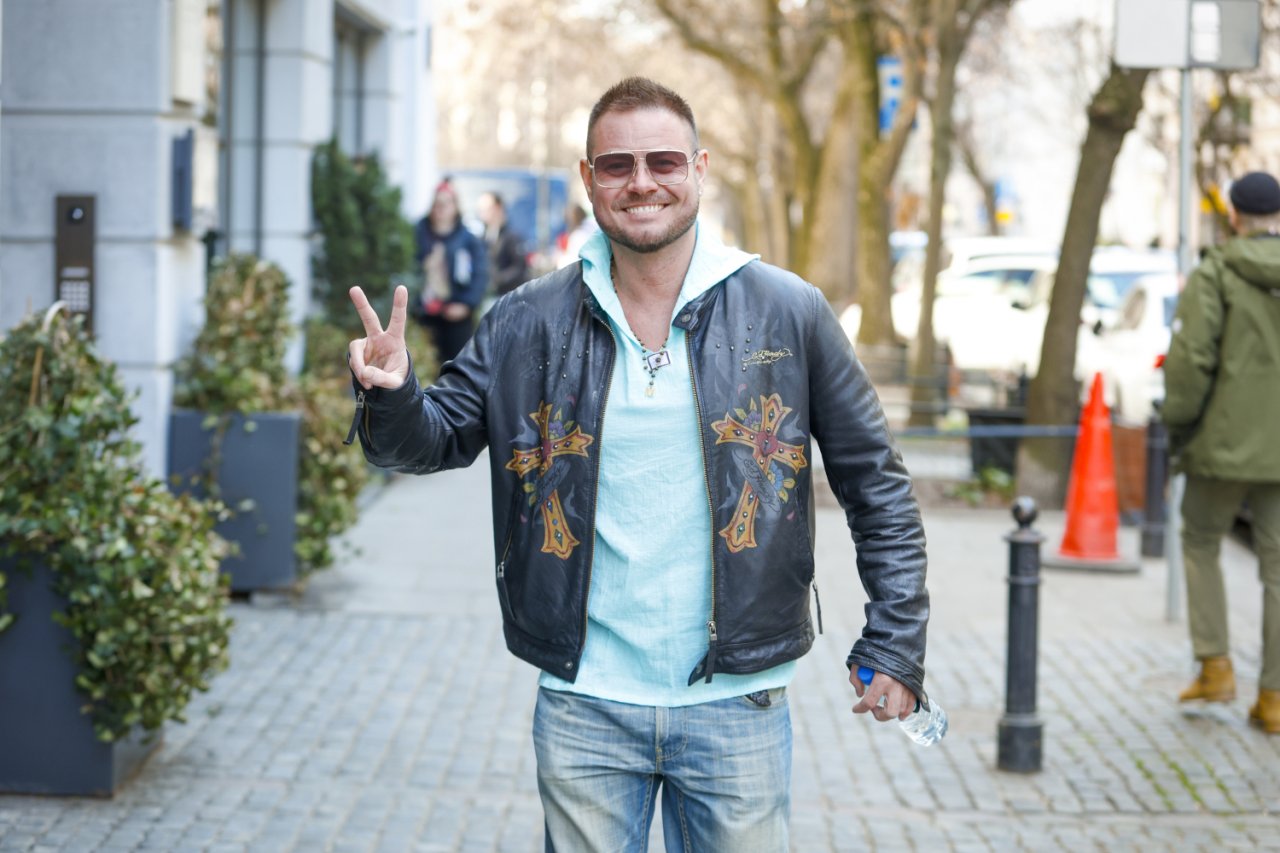 Bartek Wrona w okularach przeciwsłonecznych i skórze