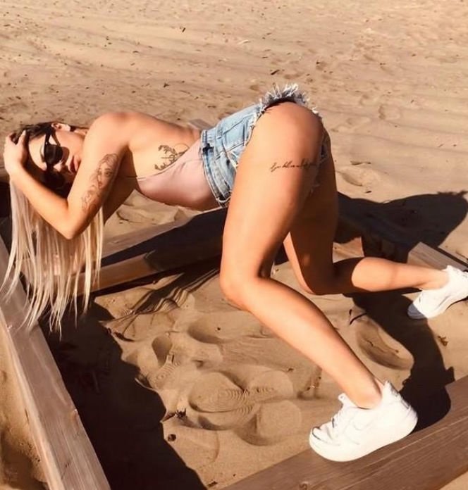 żona jakuba kiwiora w krótkich szortach