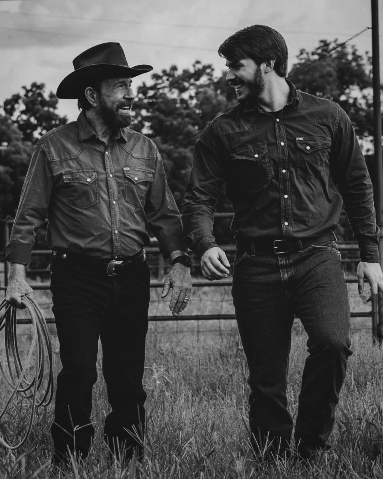 Chuck Norris z synem na czarno-białym zdjęciu