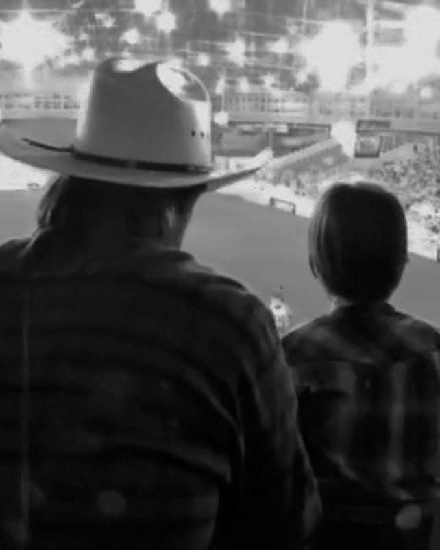 Chuck Norris z synem na czarno-białym zdjęciu