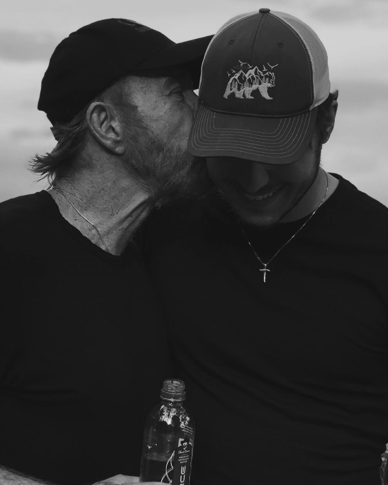 Chuck Norris z synem na czarno-białym zdjęciu