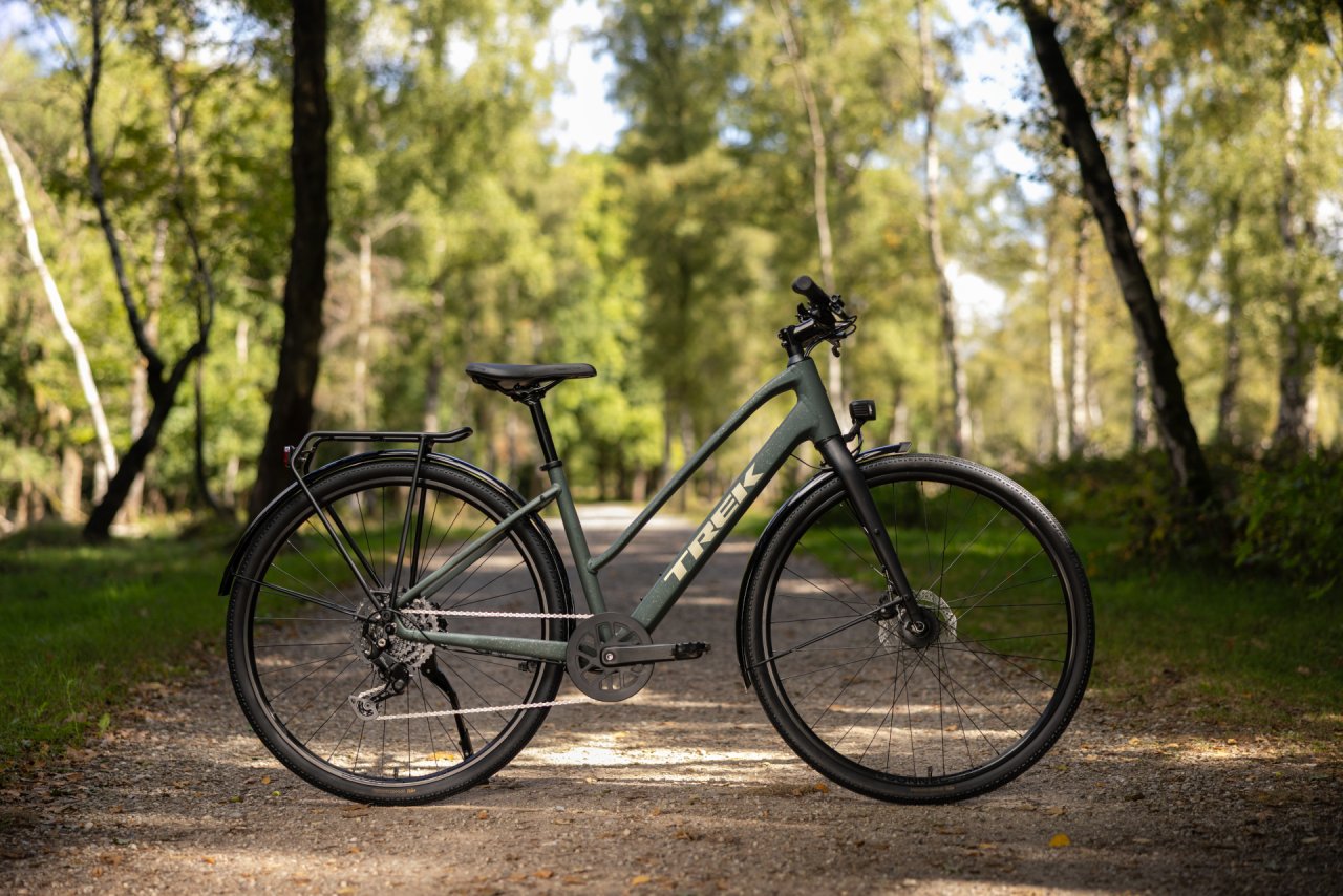 Damski rower fitness trek fx sport na leśnej ścieżce