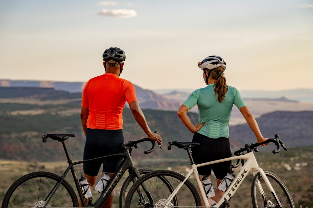 Para rowerzystów na tle gór - damski rower szosowy trek domane