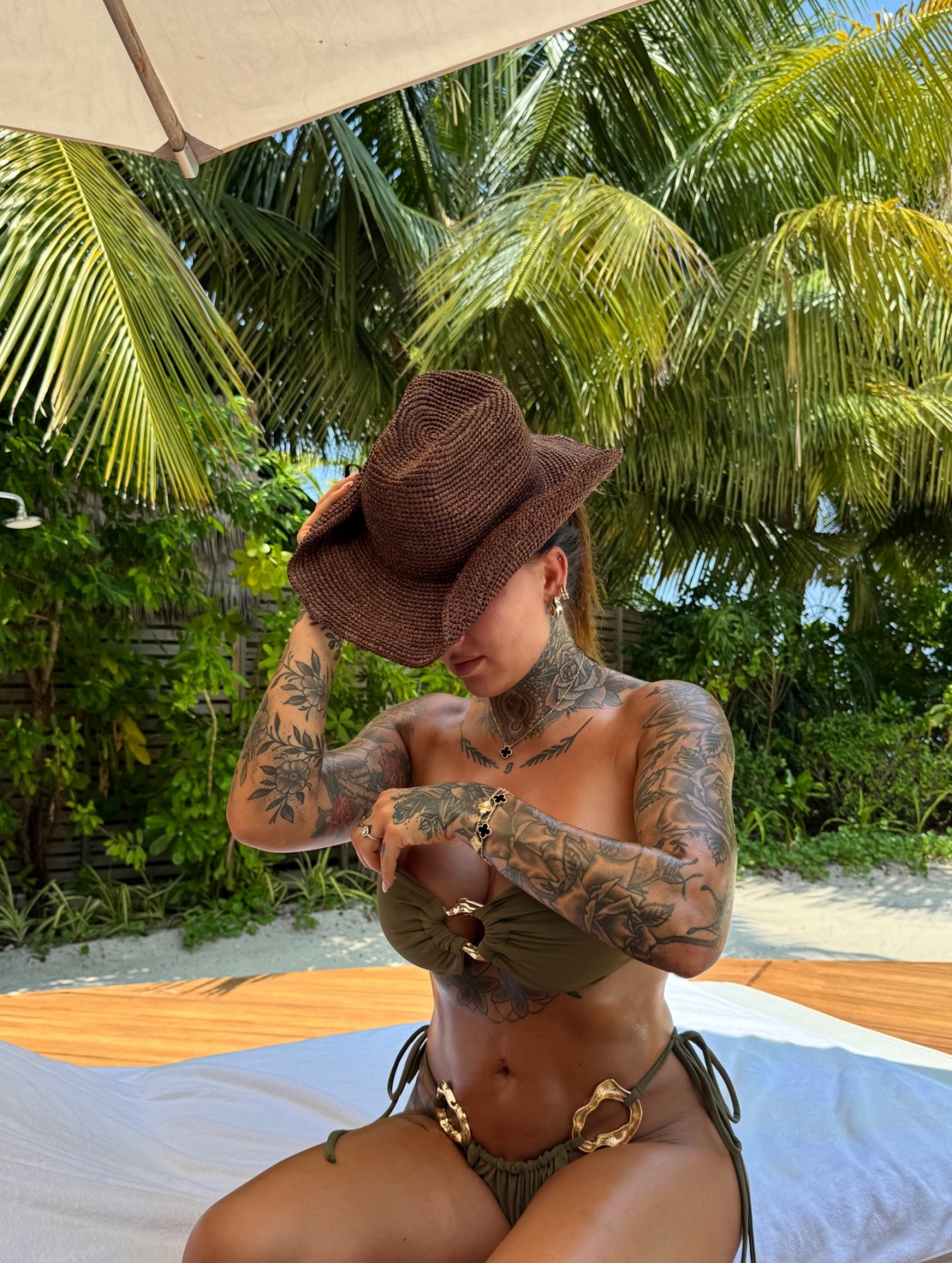 Deynn w bikini i kapeluszu