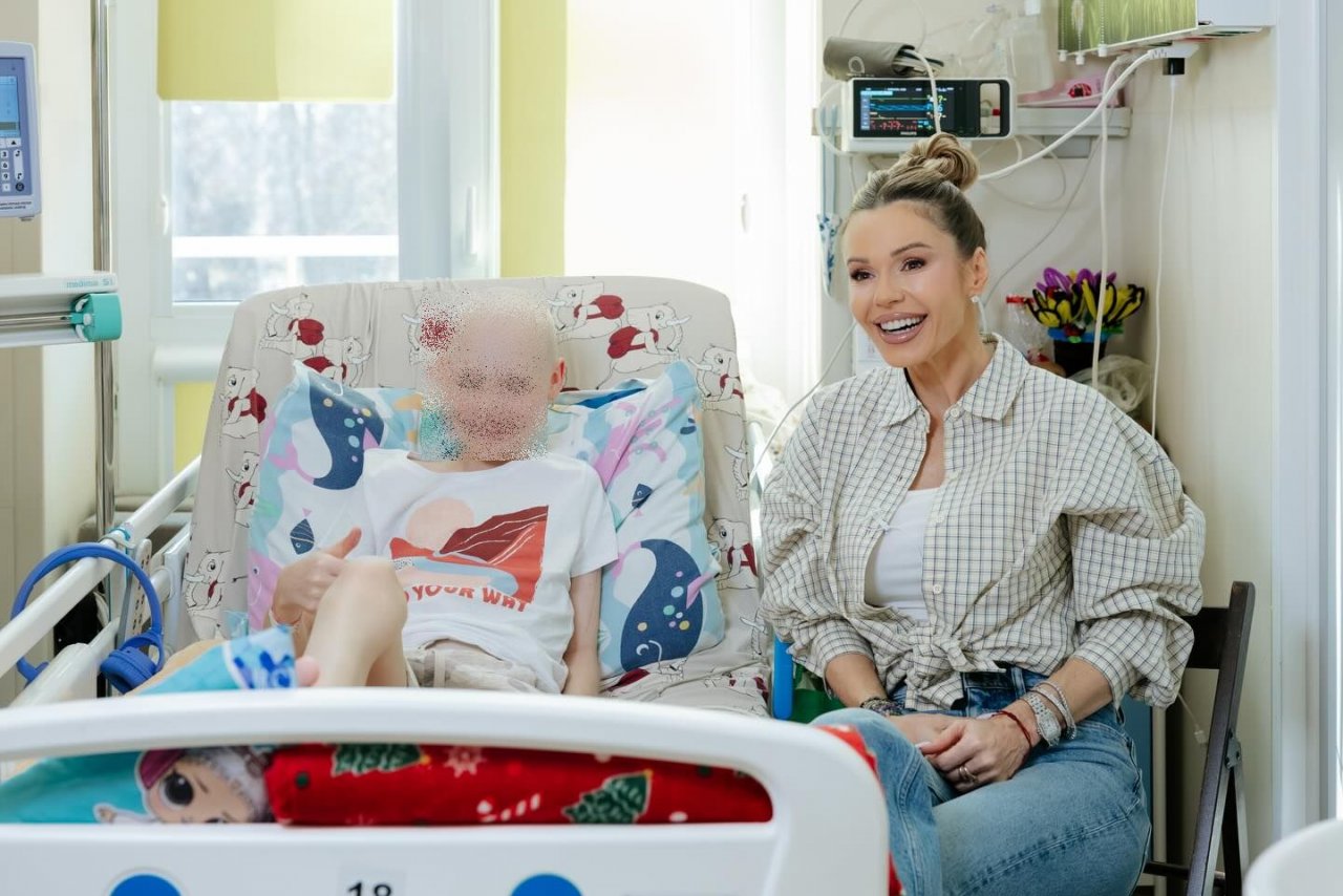 Doda pry szpitalnym łóżku z dzieckiem chorym na raka