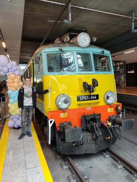 Dominik Hołuj przy pociągu