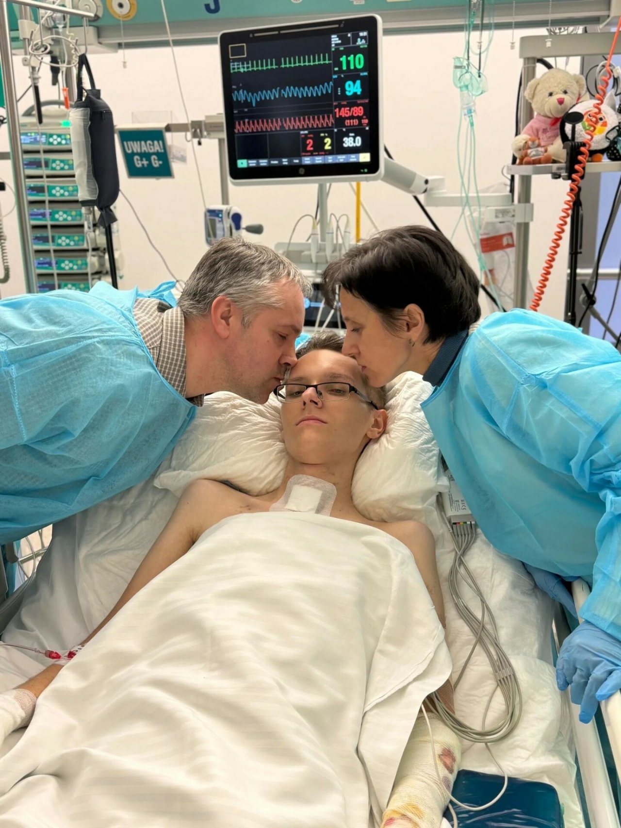 Dominik Hołuj z rodzicami w szpitalu