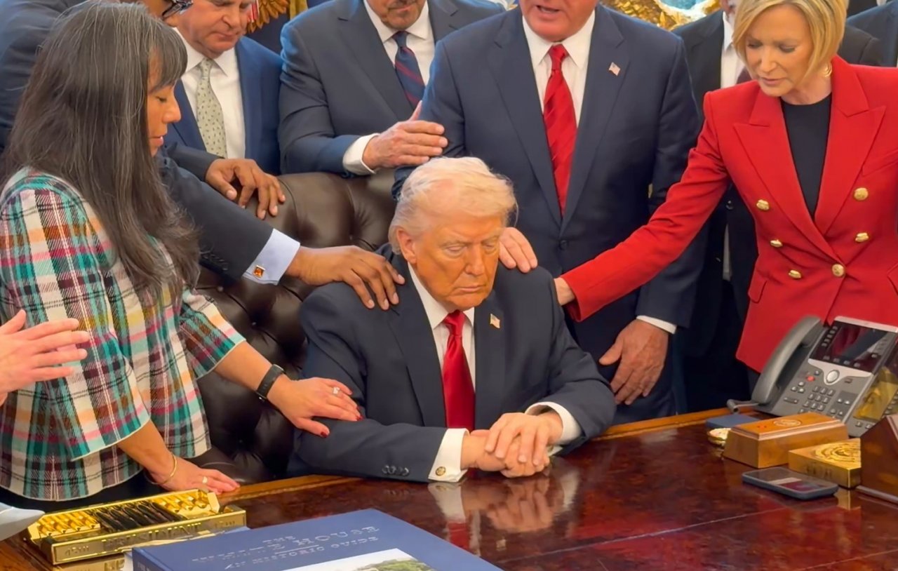 Donald trump otoczony pastorami w modlitwie o sukces w iranie