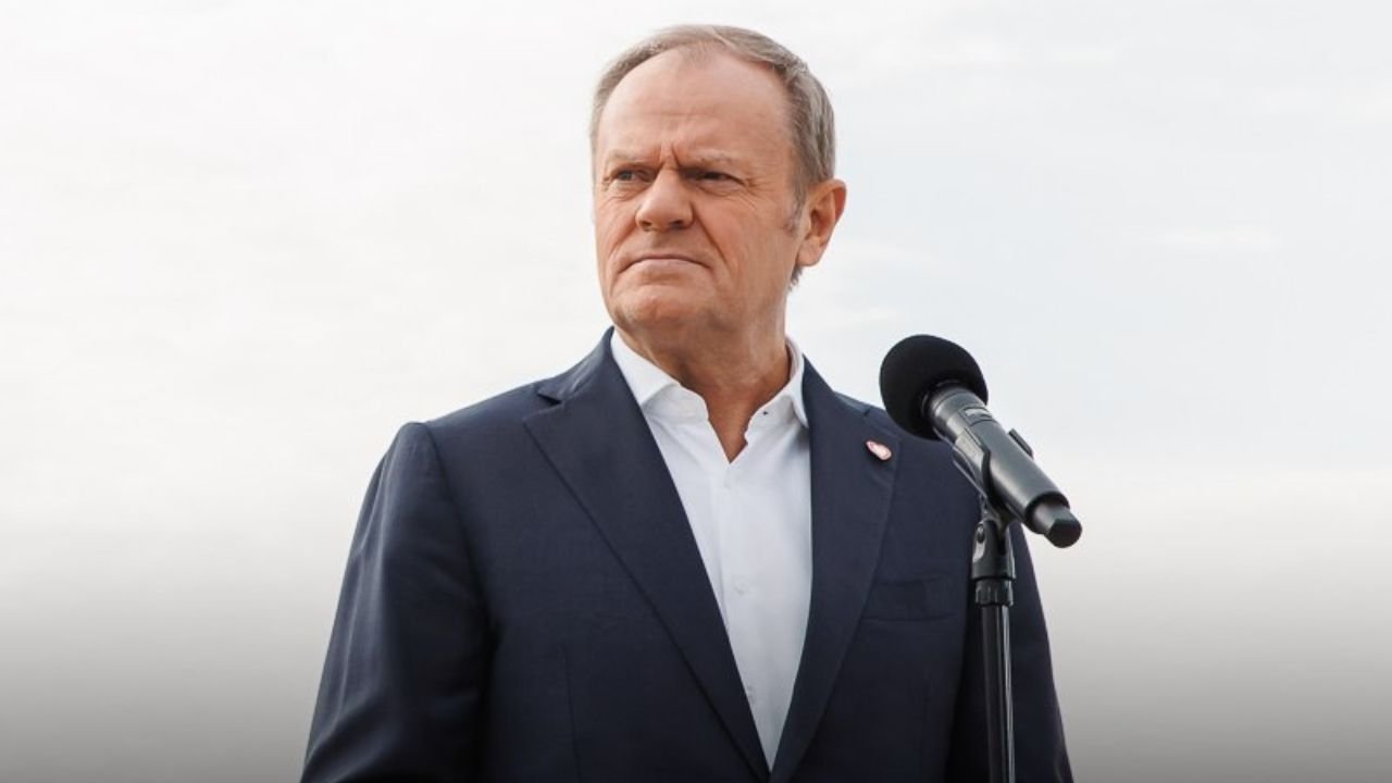 Donald Tusk dwoi się i troi, by ratować notowania. Ten podział narodu po prostu wbija w fotel [sondaż]