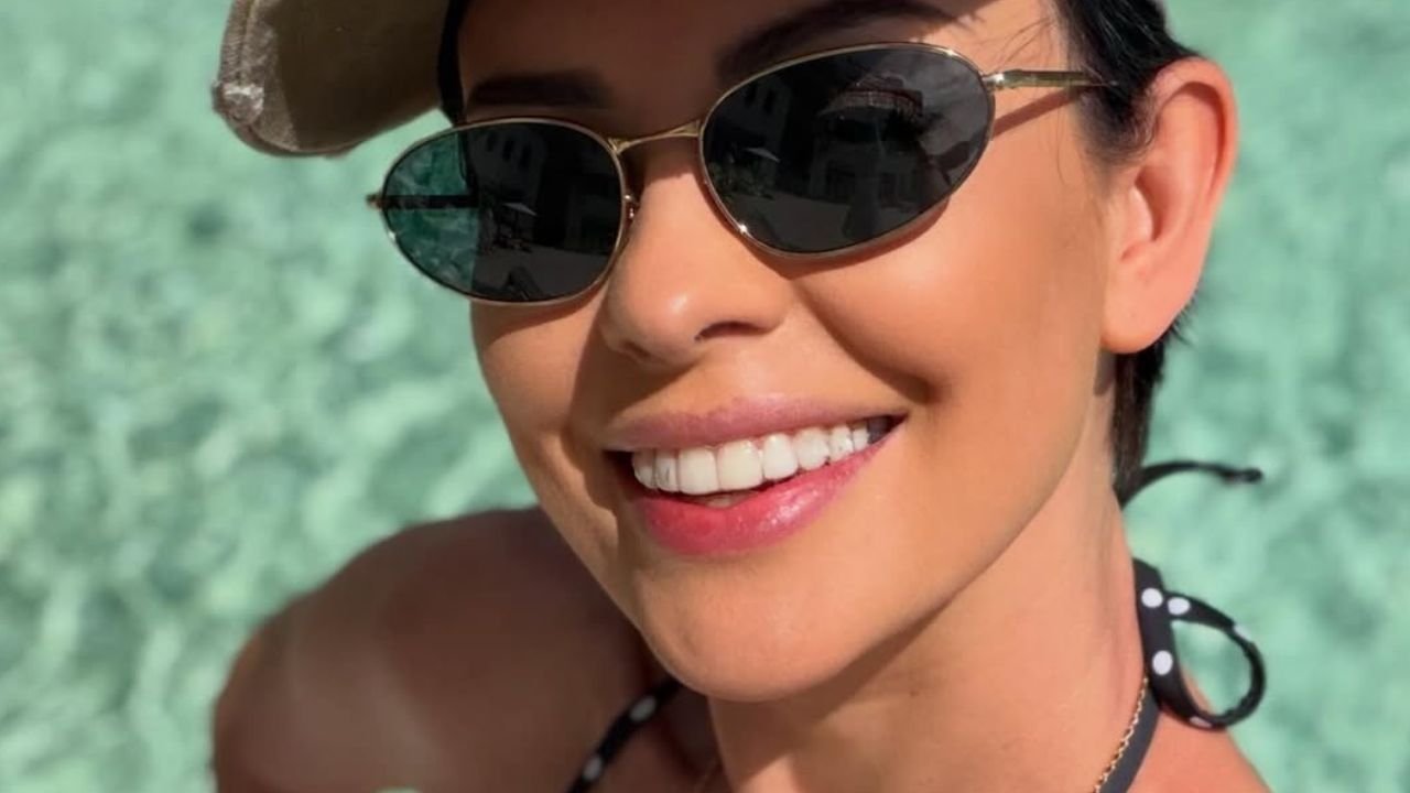 Dorota Gardias zrzuciła fatałaszki i pręży się w kusym opalaczu. Internauci oszaleli: "Figura 15/10!" [zdjęcia]