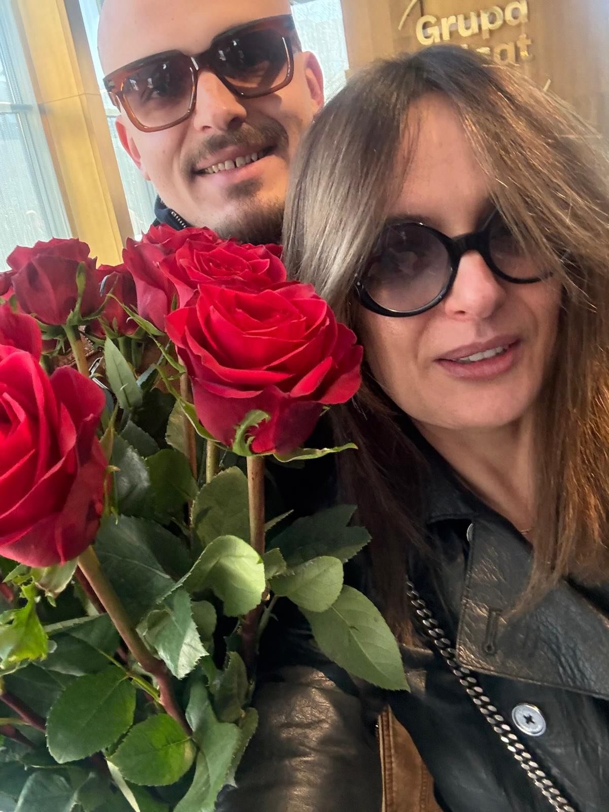 Dorota Gawryluk z synem i bukietem czerwonych róż