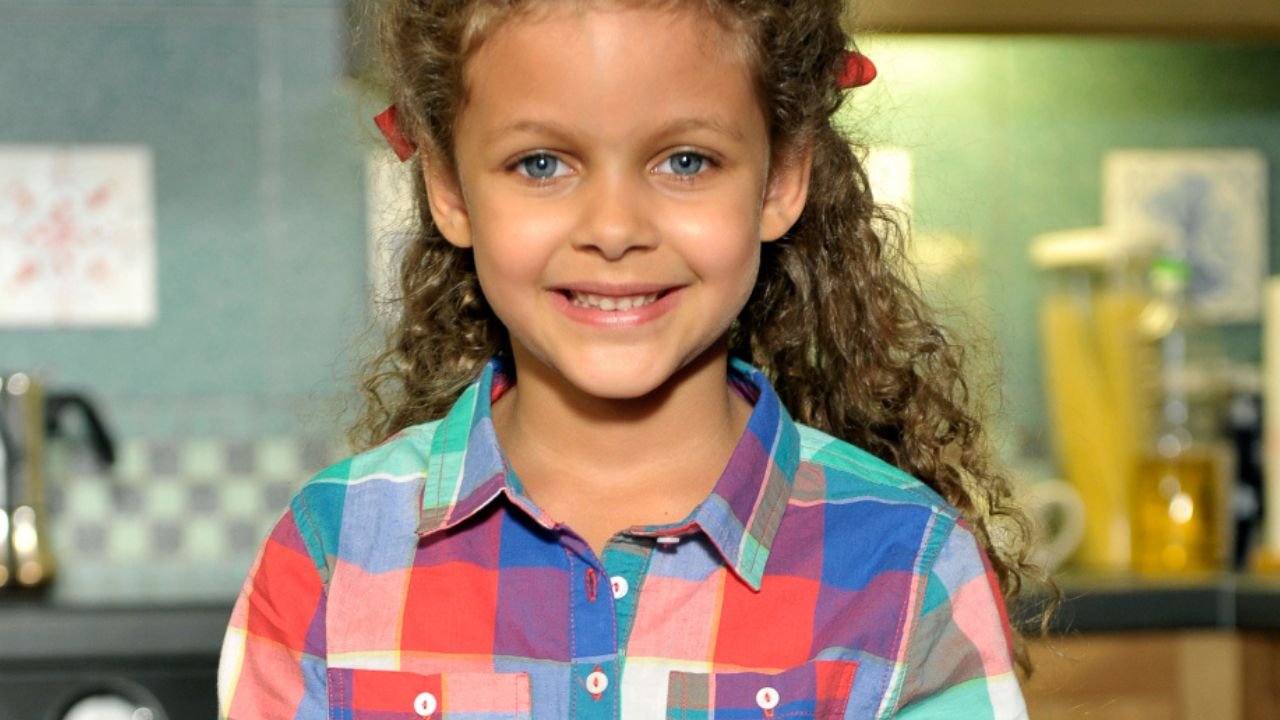 Szczęki opadły do samej ziemi. Pamiętacie Zosię z "Rodzinki.pl"? Emilia Dankwa nie jest już dzieckiem. To posągowa piękność [dużo zdjęć]