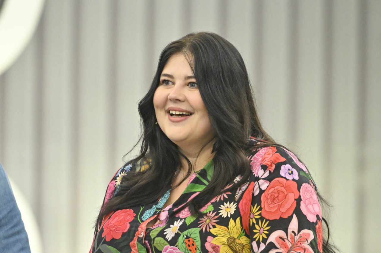 roześmiana Ewa Zakrzewska w bluzce w kwiaty