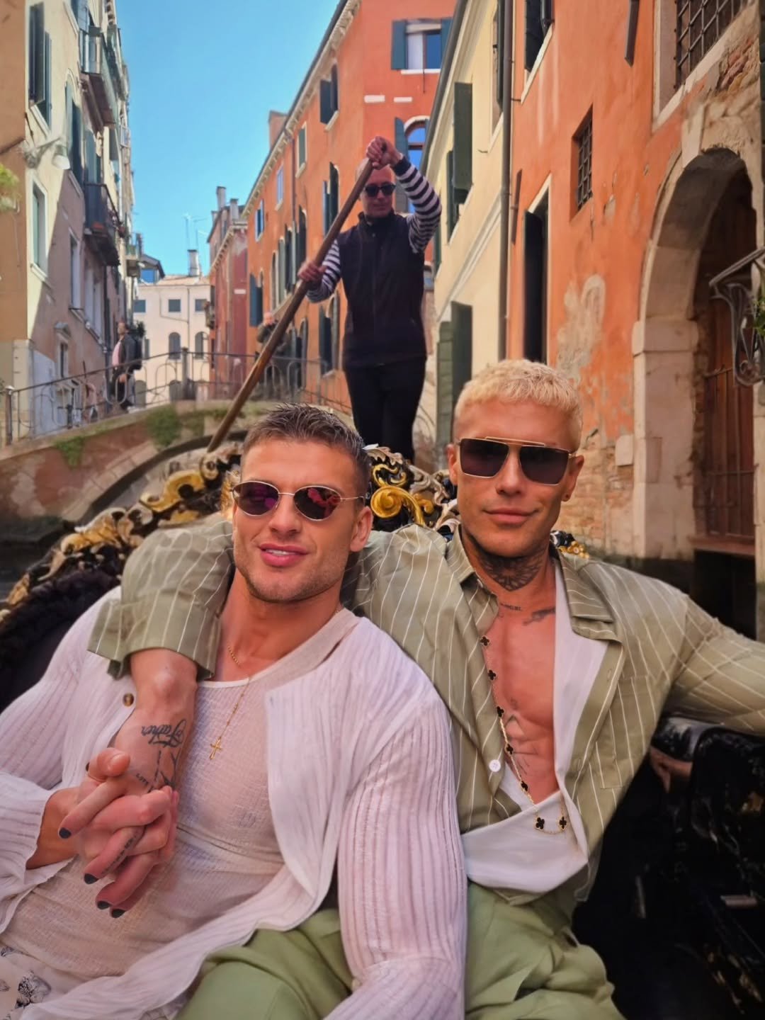 zbliżenie na twarz adama z hotelu paradise