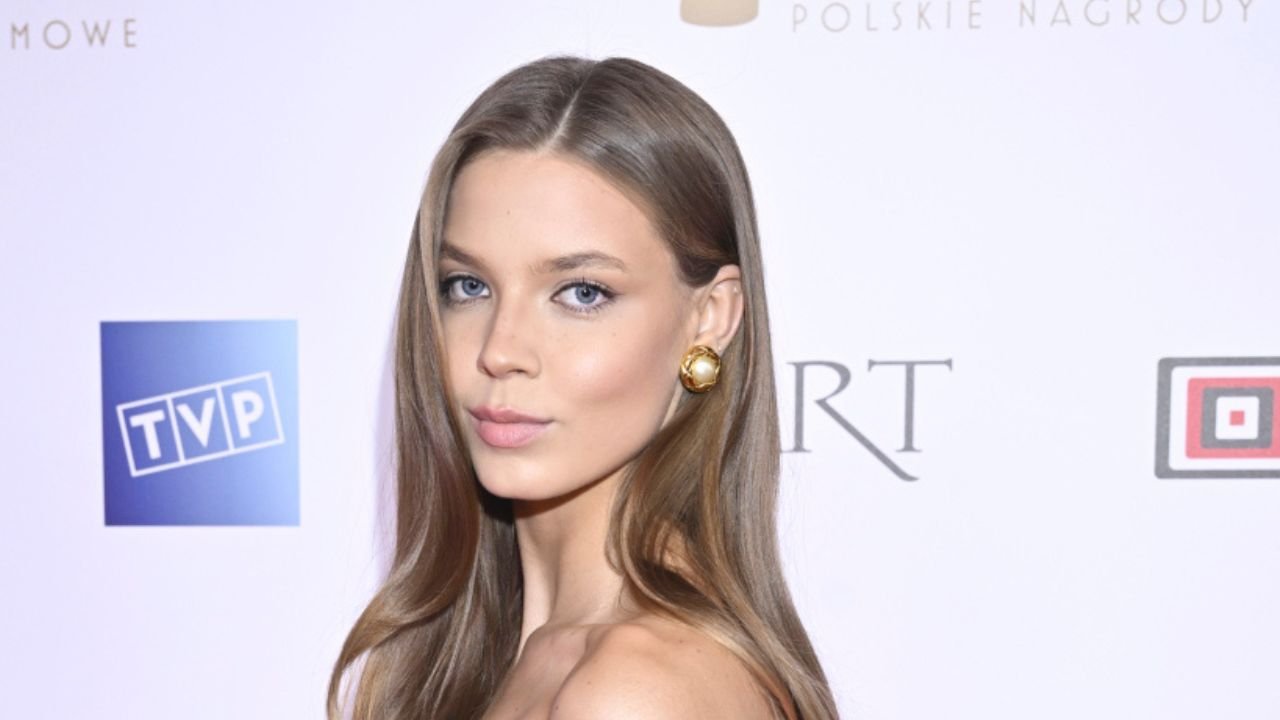 Iga Lis w totalnie prześwitującym gorsecie. Koronkowy ciuszek ledwo okiełznał jej kształty