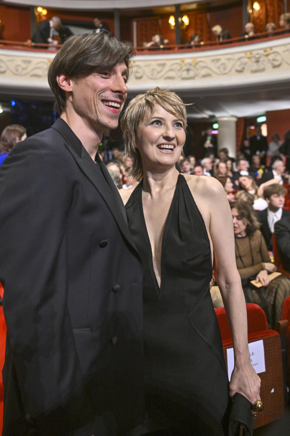 Izabela Kuna w czarnej sukni z dekoltem