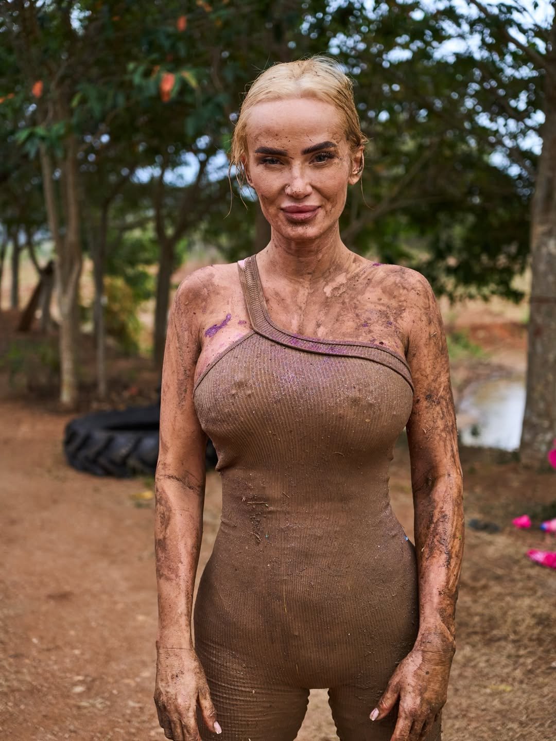 izabela macudzińska w błocie w królowej przetrwania