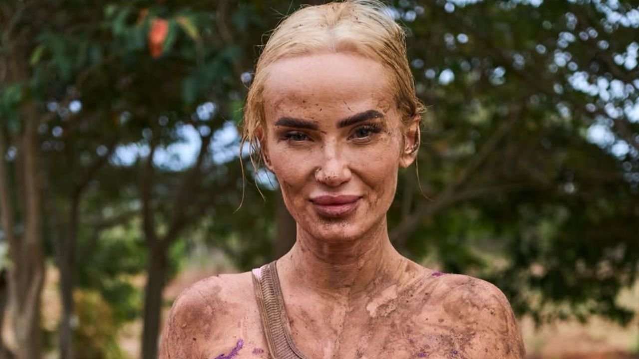 Izabela Macudzińska cała w błocie eksponuje powiększone atuty bez stanika. Widać wszystko jak na dłoni [zdjęcia]