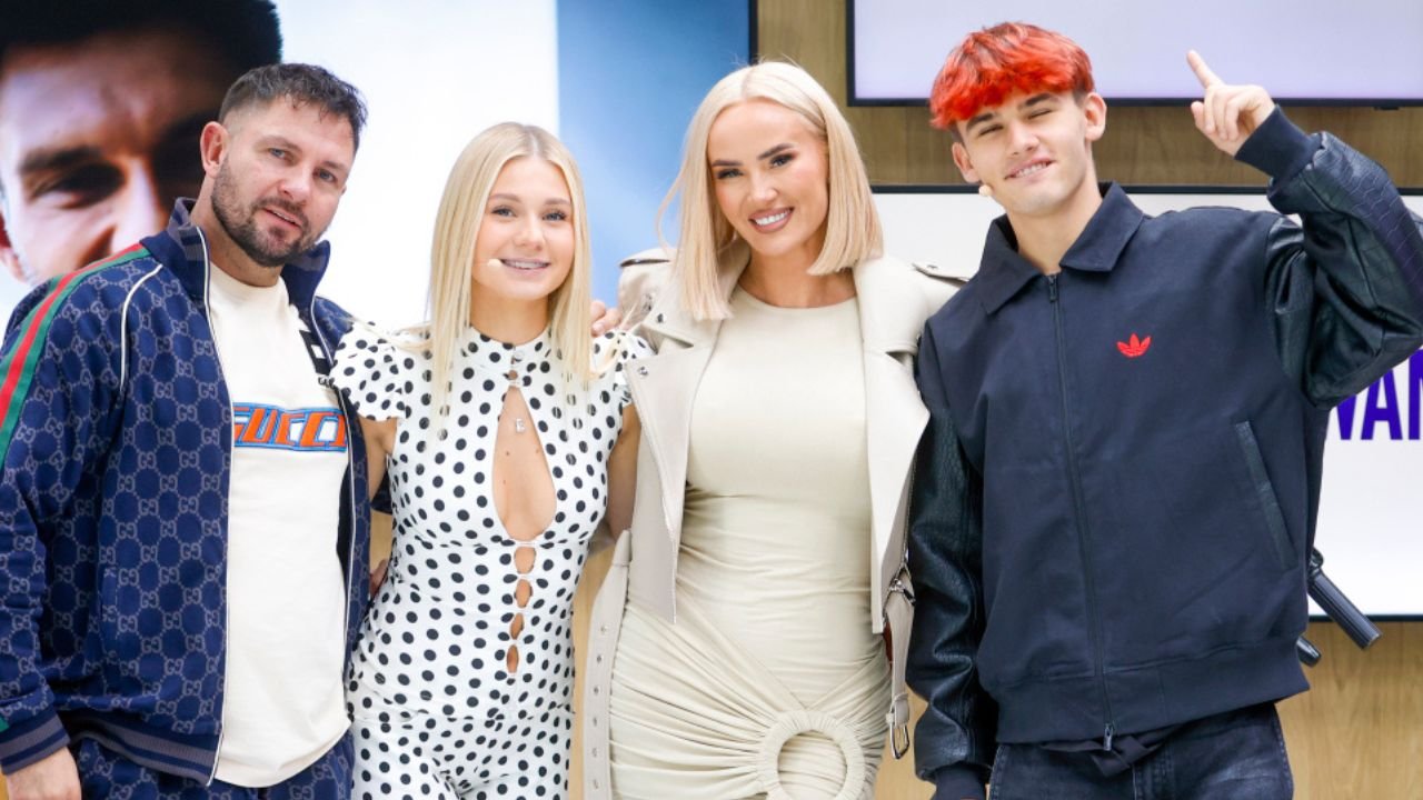 Córka Izabeli Macudzińskiej migdali się na ulicy w dekolcie do pępka. Obok dumna mama [zdjęcia]