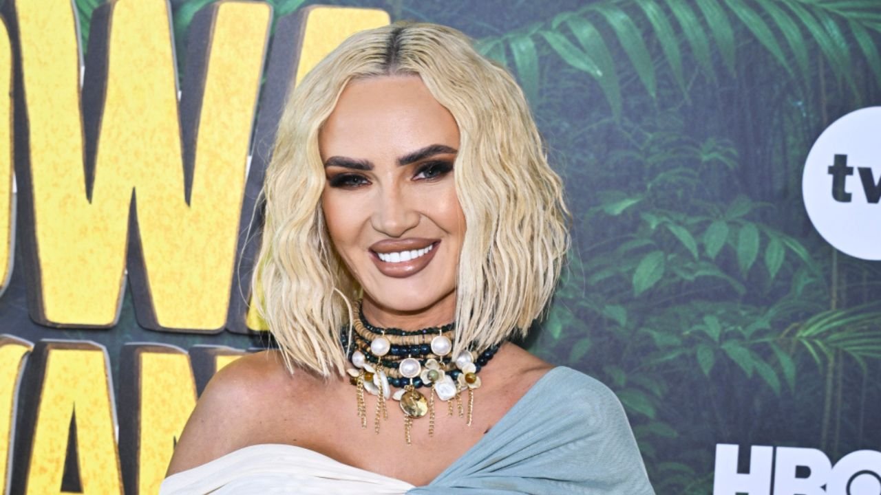 Izabela Macudzińska ścisnęła biust sznurkiem i stawiła się na ściance "Królowej Przetrwania". Fani mruczą z zachwytu