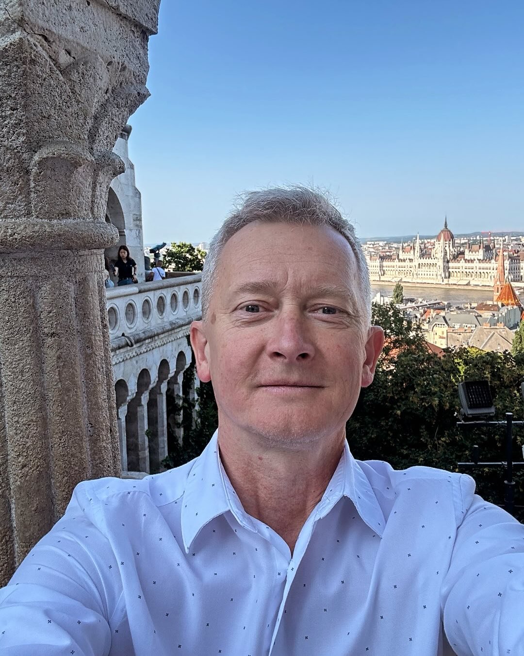 Jacek Janosz zdjecie na tle miejskiego krajobrazu